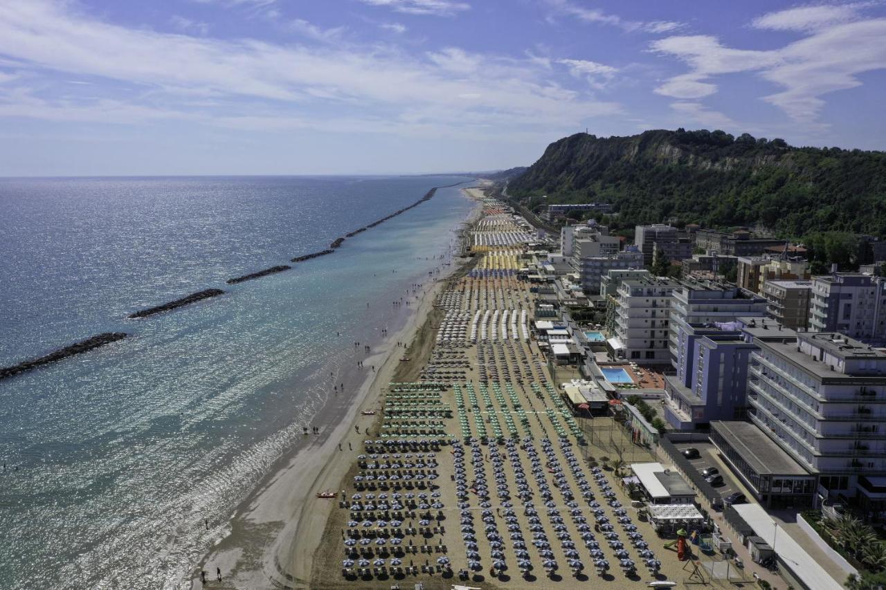 Amadei Hotel Figaro & Apartments Pesaro Exterior photo